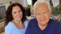 Cid Moreira festeja aniversário de 95 anos e recebe carinho da esposa (Reprodução/Record TV)